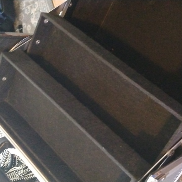 Women's silver makeup trunk carrying case - Picture 12 of 17